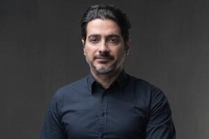 عکس وایرال شده از همایون شجریان در چهارشنبه سوری | باورتون میشه همایون شجریان این کارارو بکنه؟