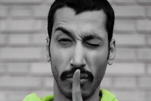تیپ قرمز جیگری بهرام افشاری در استرالیا دل همه رو برد | آقای بازیگر چه دلبری ای میکنه با این تیپش